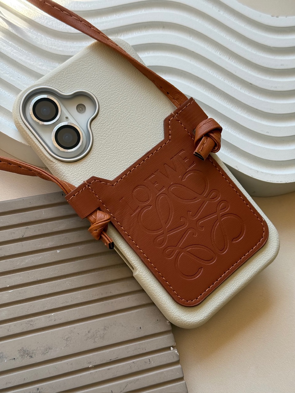 قاب Loewe چرمی جاکارتی دار بند بلند