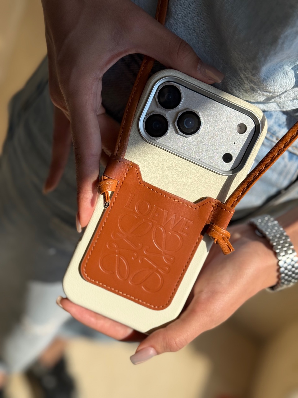 قاب Loewe چرمی جاکارتی دار بند بلند