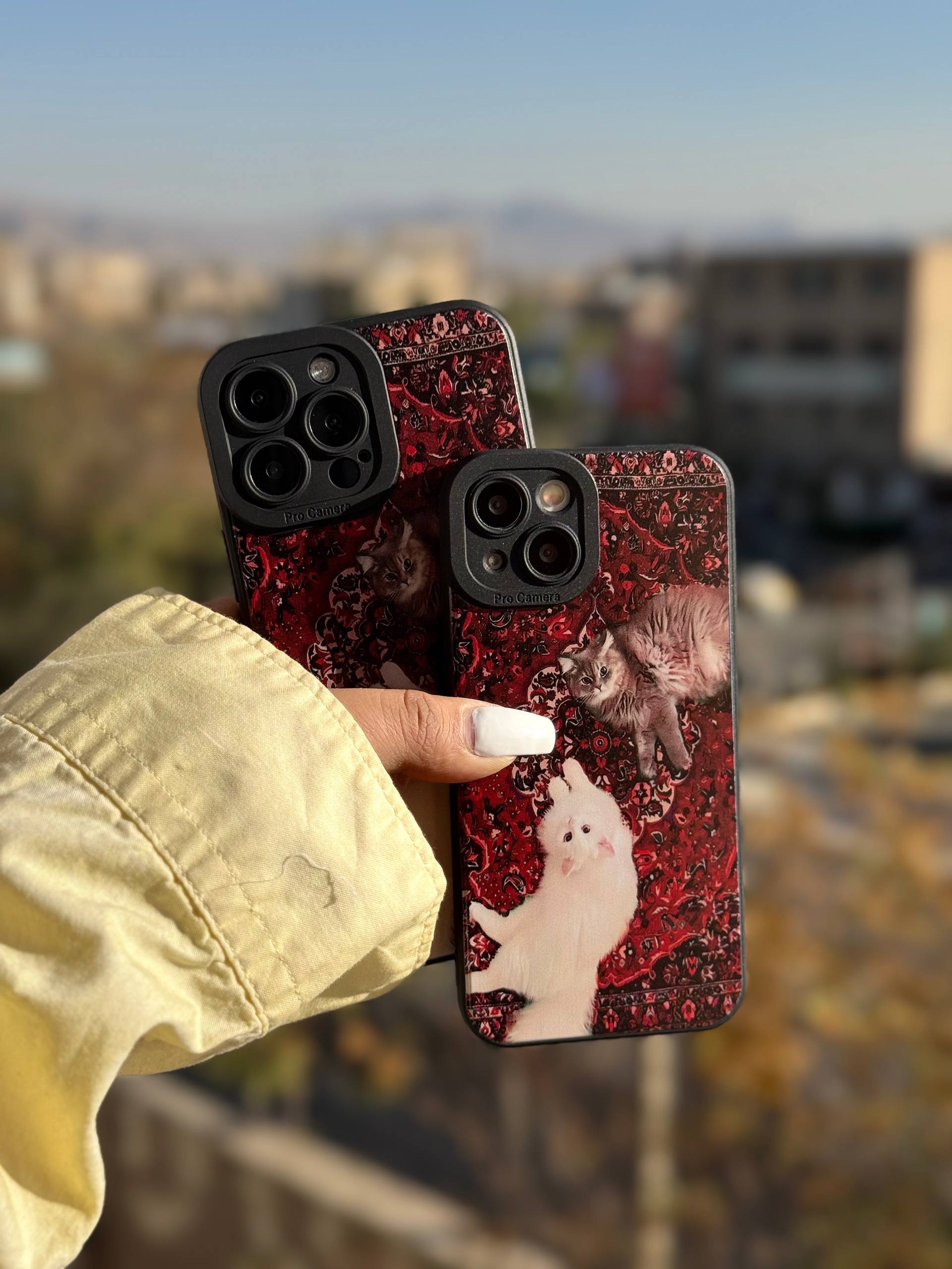 قاب موبایل گربه روی فرش