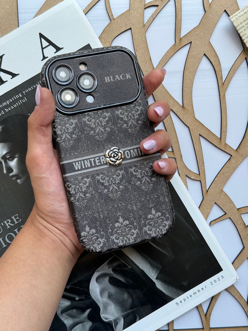 قاب Black Design گل نقره ای