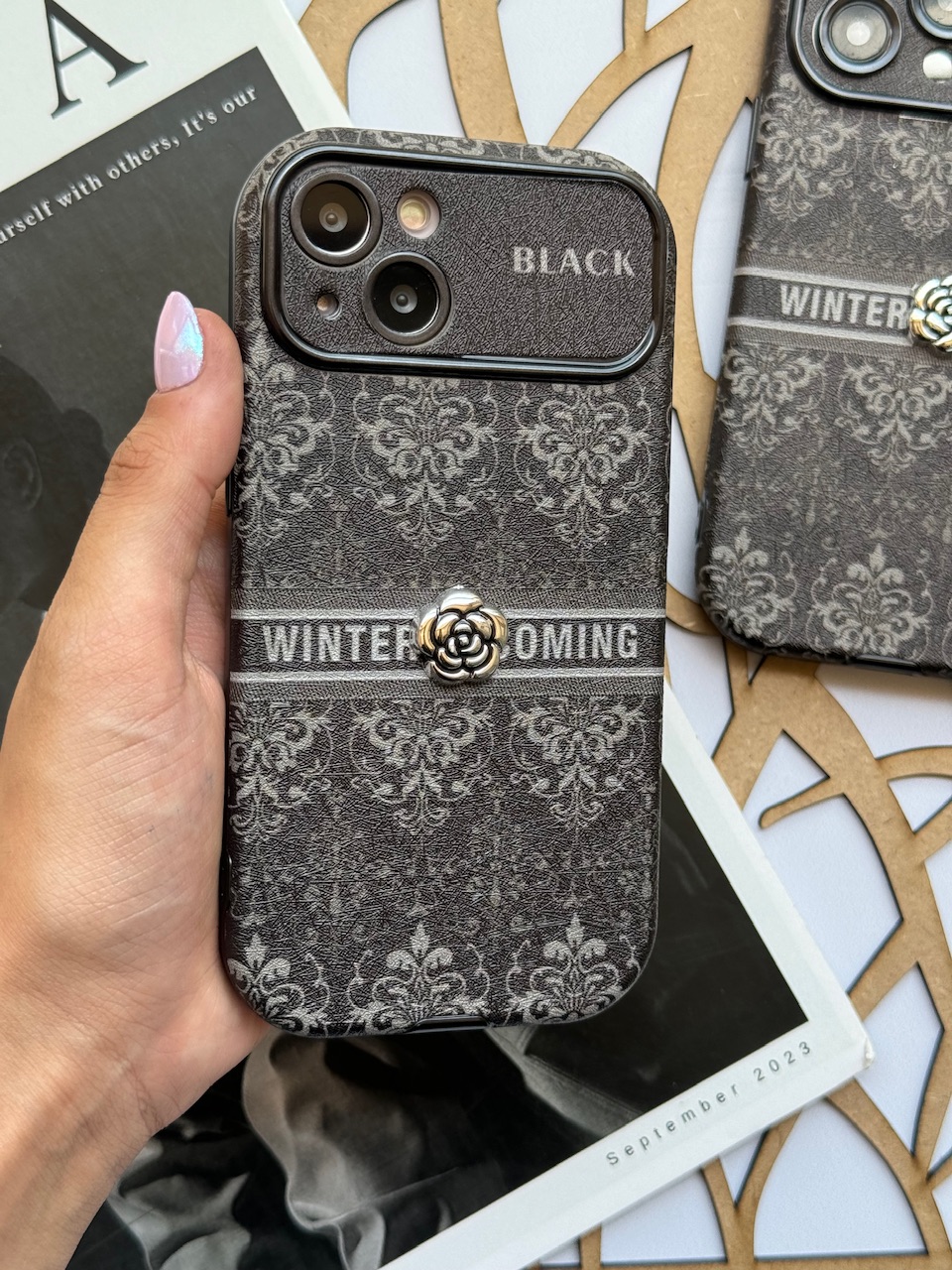 قاب Black Design گل نقره ای