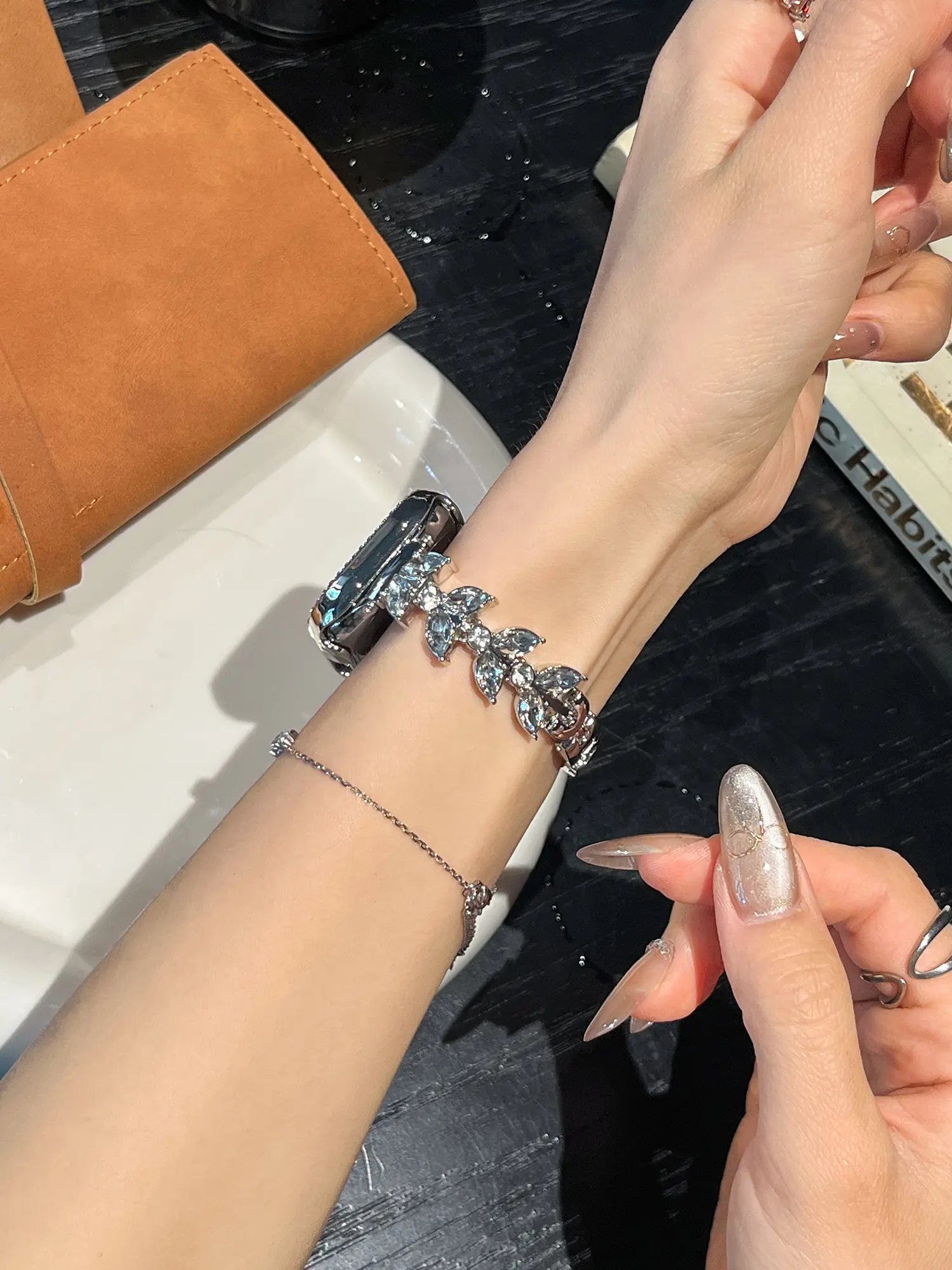 بند اپل واچ Diamond leaf bracelet با گارد نگینی